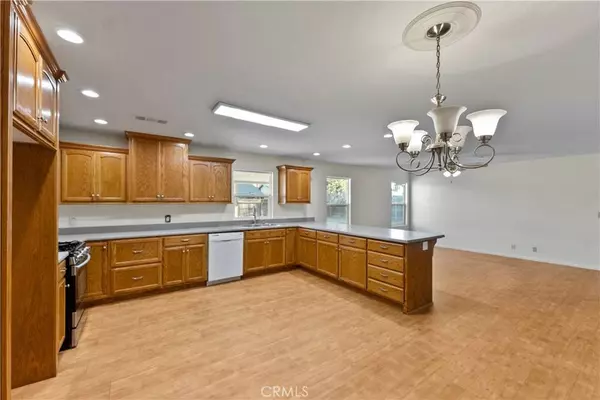 1001 Lakewood DR, Hanford, CA 93230