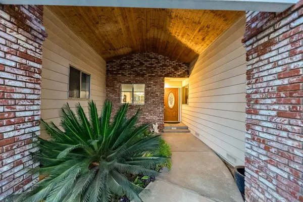 1533 Sunnyside AVE, Clovis, CA 93611