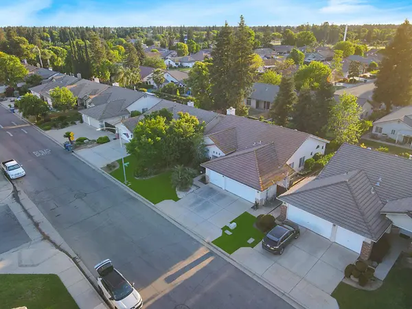 8613 N Whitney AVE, Fresno, CA 93720