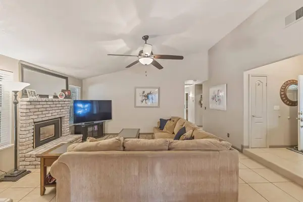 1917 E Quincy AVE, Fresno, CA 93720