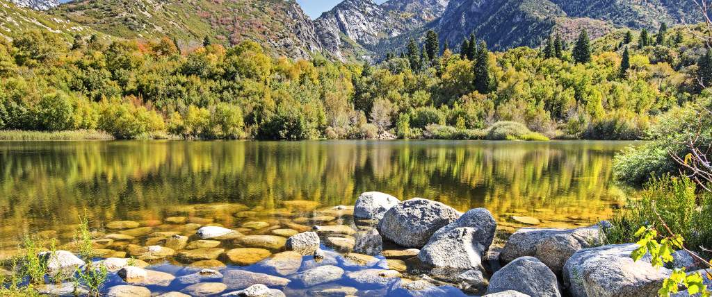 Draper Utah pond with mountain views and surrounding neighborhood