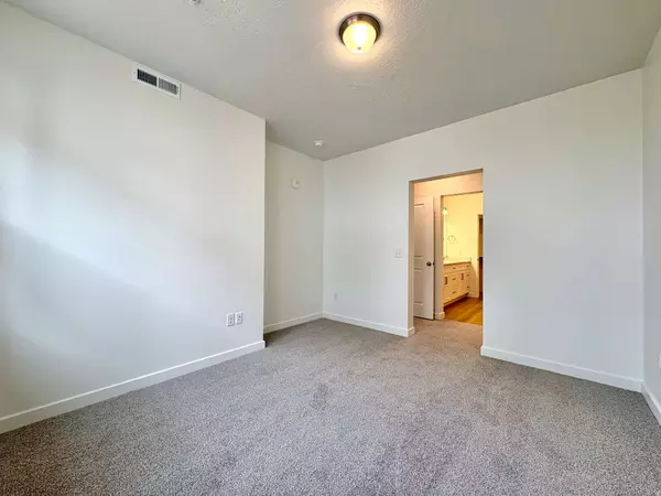 718 W BLUE MAGIC LN S #201, Midvale, UT 84047