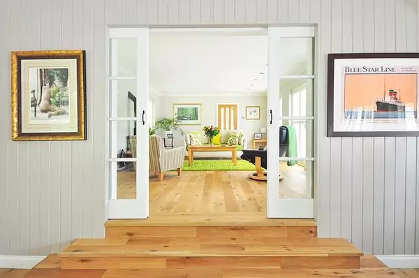 feature image of Hardwood vs Luxury Vinyl Plank: Which Flooring Wins for Your Home?