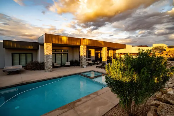 1427 W Canyon Tree DR