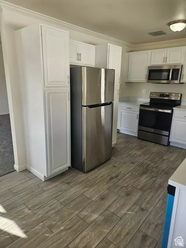 956 E SEGO LILY DR, Sandy, UT 84094