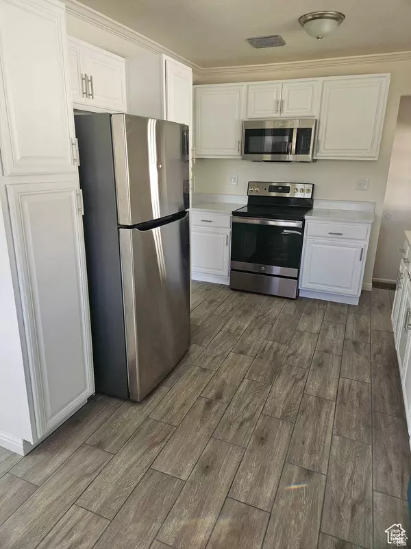 956 E SEGO LILY DR, Sandy, UT 84094