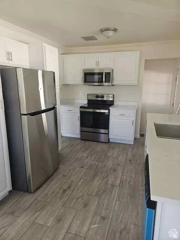 956 E SEGO LILY DR, Sandy, UT 84094