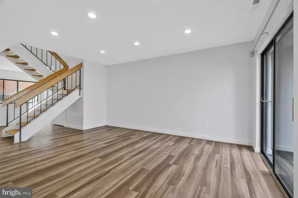 1353 NORTHGATE SQ, Reston, VA 20190