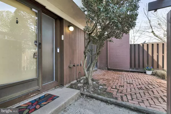 1353 NORTHGATE SQ, Reston, VA 20190