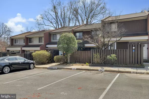 1353 NORTHGATE SQ, Reston, VA 20190