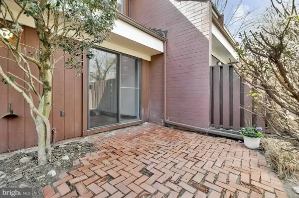 1353 NORTHGATE SQ, Reston, VA 20190