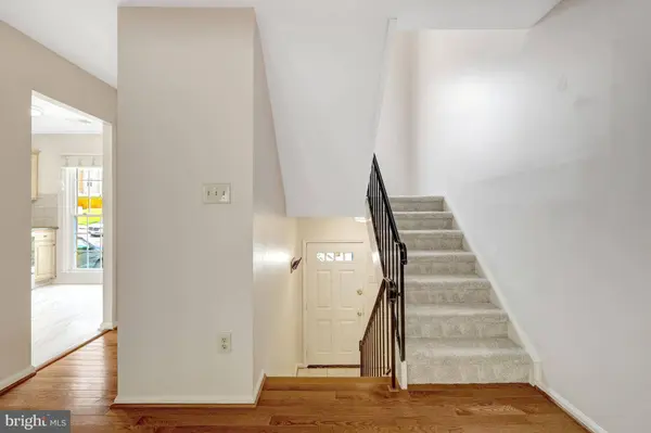 926 SHERWOOD CT, Sterling, VA 20164