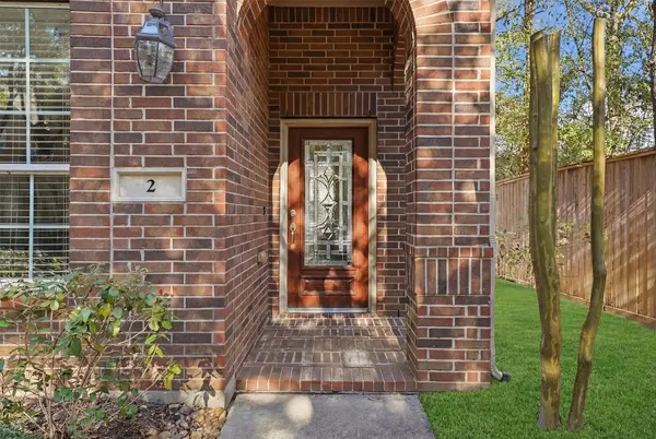 2 Bettina LN, The Woodlands, TX 77382