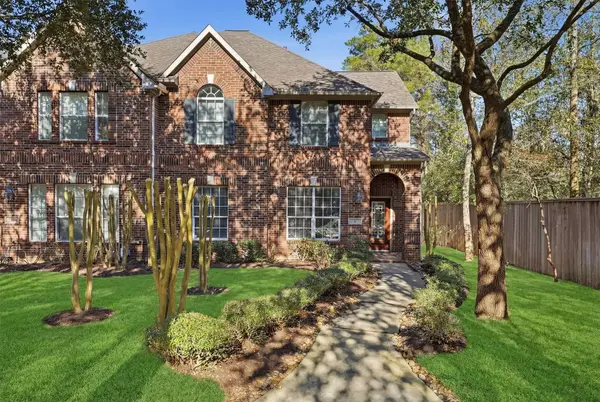 2 Bettina LN, The Woodlands, TX 77382