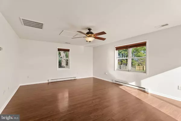 10 CARRIAGE HILL DR, Hagerstown, MD 21742