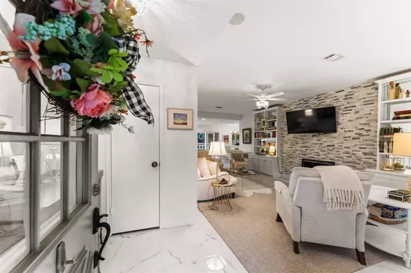 182 Sandpebble DR, The Woodlands, TX 77381