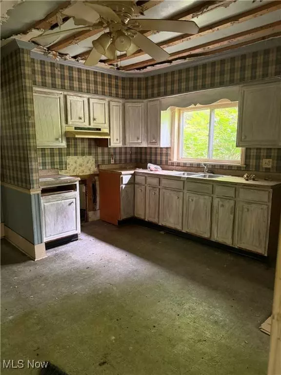 3343 Lawnview AVE, Lowellville, OH 44436