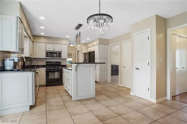 301 Hilltop BLVD, Canfield, OH 44406