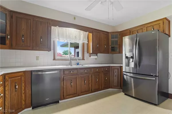 2458 Country LN, Youngstown, OH 44514