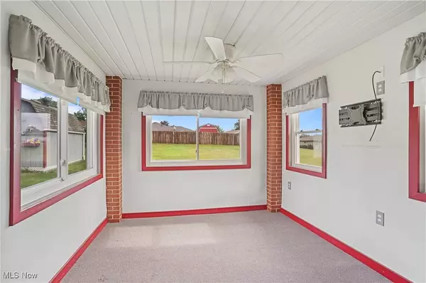 2458 Country LN, Youngstown, OH 44514