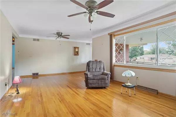 2458 Country LN, Youngstown, OH 44514