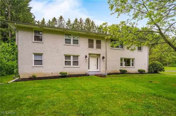 7182 Stewart Sharon RD, Hubbard, OH 44425