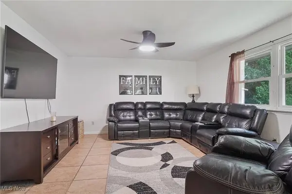 7182 Stewart Sharon RD, Hubbard, OH 44425