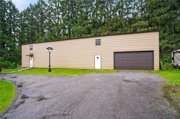 7182 Stewart Sharon RD, Hubbard, OH 44425