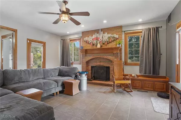 756 Paris AVE SE, Paris, OH 44669