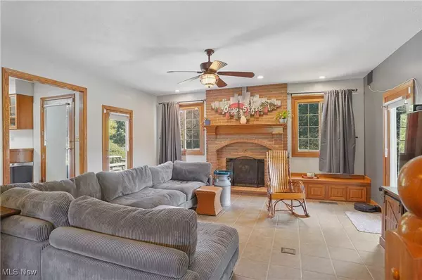 756 Paris AVE SE, Paris, OH 44669