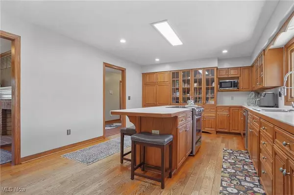 756 Paris AVE SE, Paris, OH 44669