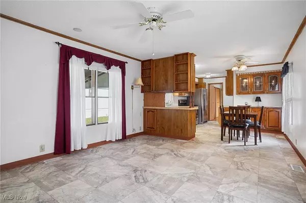 18 Boxwood DR, Beloit, OH 44609