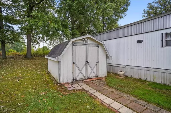 18 Boxwood DR, Beloit, OH 44609