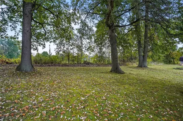 18 Boxwood DR, Beloit, OH 44609