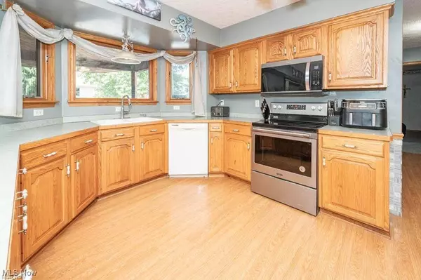 908 Sand Lot CIR, Louisville, OH 44641