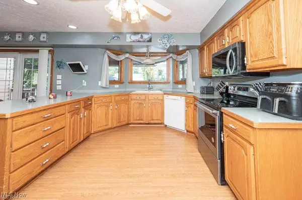 908 Sand Lot CIR, Louisville, OH 44641