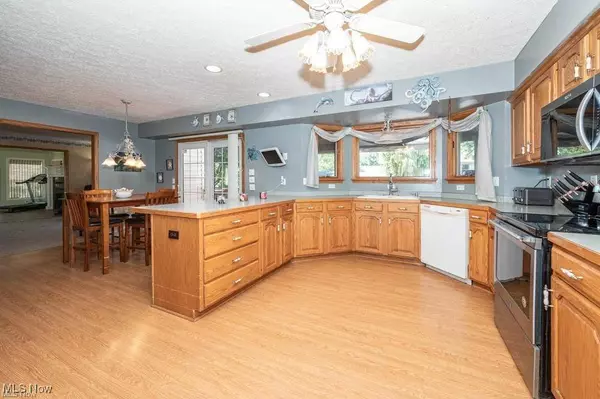 908 Sand Lot CIR, Louisville, OH 44641