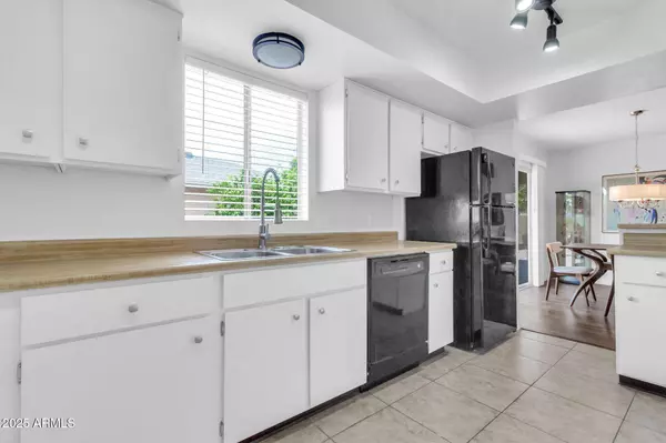 26447 S Snead Drive, Sun Lakes, AZ 85248