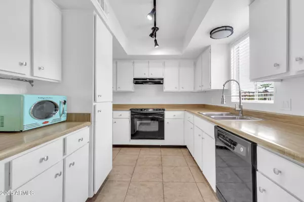 26447 S Snead Drive, Sun Lakes, AZ 85248