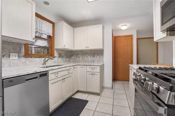 36 Hilltop BLVD, Canfield, OH 44406