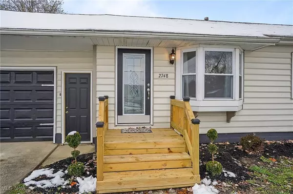 2748 Clearwater DR NW, Warren, OH 44485