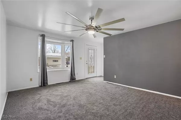 2748 Clearwater DR NW, Warren, OH 44485