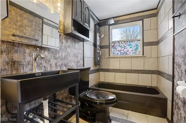 2748 Clearwater DR NW, Warren, OH 44485