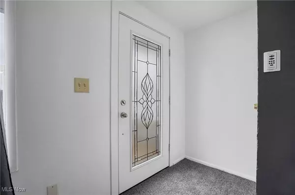 2748 Clearwater DR NW, Warren, OH 44485