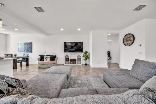 12451 W Kaler Drive, Glendale, AZ 85307