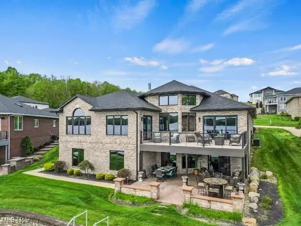 1004 Waters Edge DR, Columbiana, OH 44408