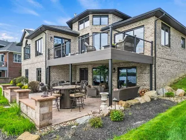 1004 Waters Edge DR, Columbiana, OH 44408