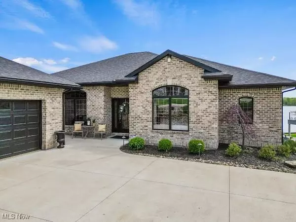 1004 Waters Edge DR, Columbiana, OH 44408