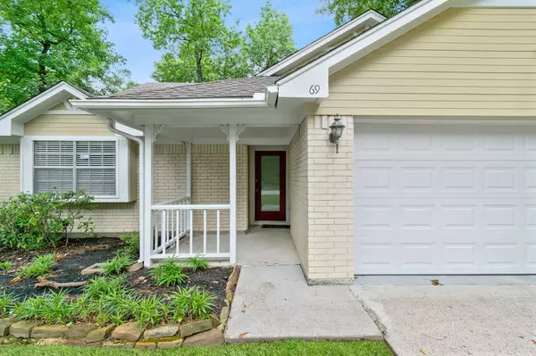 69 Fallshire DR, The Woodlands, TX 77381