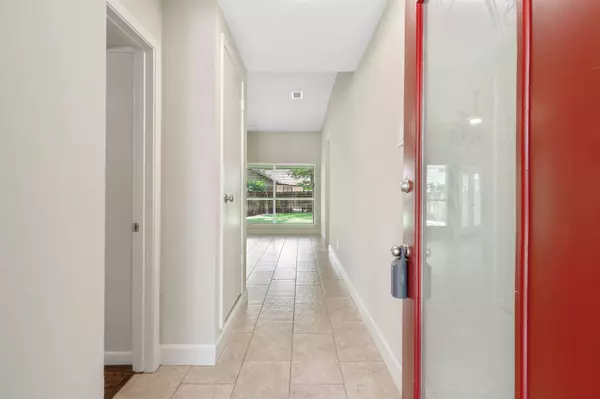 69 Fallshire DR, The Woodlands, TX 77381